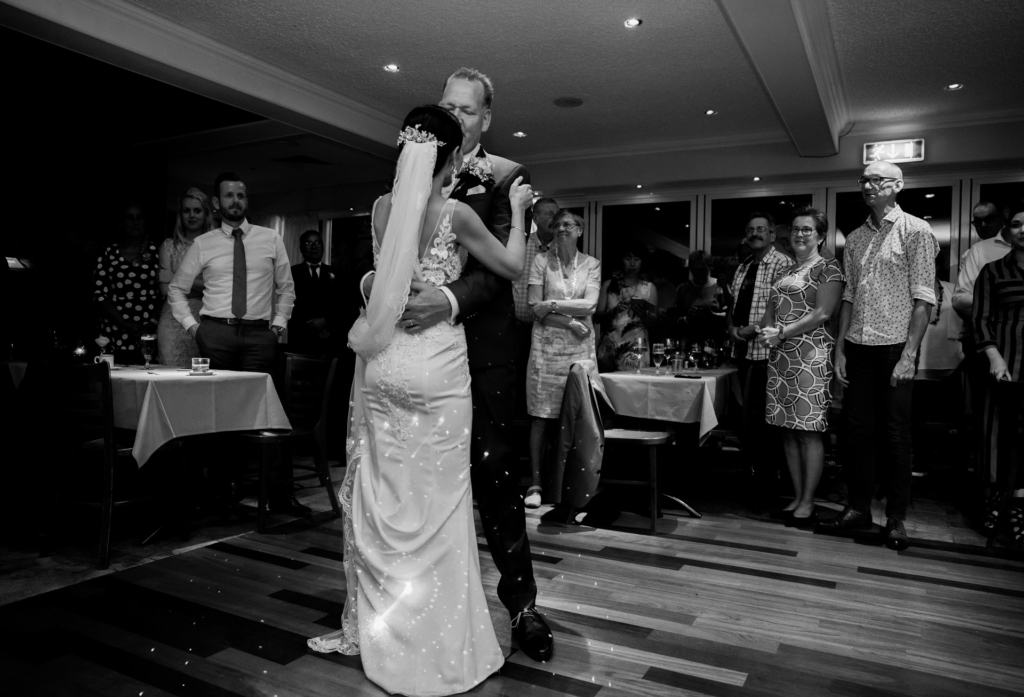 Bruiloftsfoto dans bruidspaar achterkant