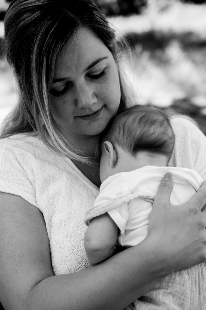 Newborn foto met moeder zwart wit