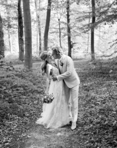 Bruidspaar foto in zwart wit
